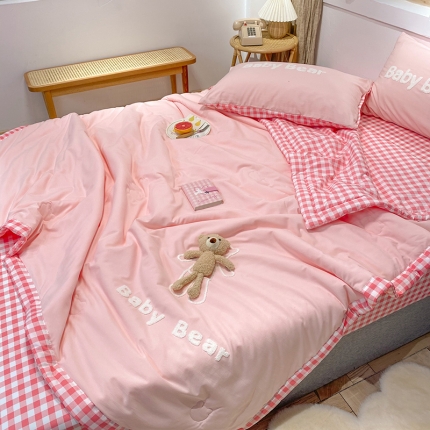 91家纺网 家纺一手货源 找家纺 立体小熊水洗棉夏被四件套 小清新绣花夏凉被空调被纯色薄被芯