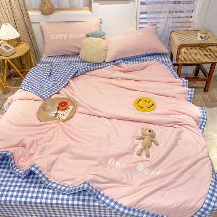 91家纺网 家纺一手货源 找家纺 立体小熊水洗棉夏被四件套 小清新绣花夏凉被空调被纯色薄被芯