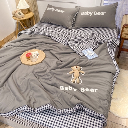 91家纺网 家纺一手货源 找家纺 立体小熊水洗棉夏被四件套 小清新绣花夏凉被空调被纯色薄被芯