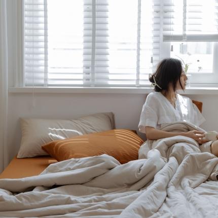 91家纺网 家纺一手货源 找家纺 寐眠 2021新款纯色条纹针织棉夏被 奶茶色