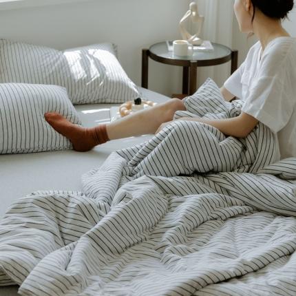 91家纺网 家纺一手货源 找家纺 寐眠 2021新款纯色条纹针织棉夏被 雅白细条
