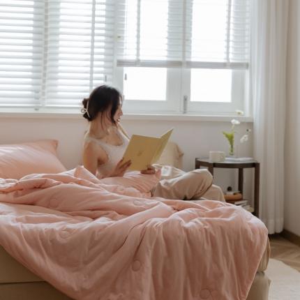 91家纺网 家纺一手货源 找家纺 寐眠 2021新款纯色条纹针织棉夏被 樱花粉