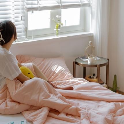 91家纺网 家纺一手货源 找家纺 寐眠 2021新款纯色条纹针织棉夏被 樱花粉拼奶白