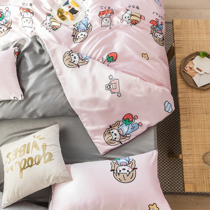 91家纺网 家纺一手货源 找家纺 琪格格纺织 2022新款水洗真丝印花四件套 草莓女孩