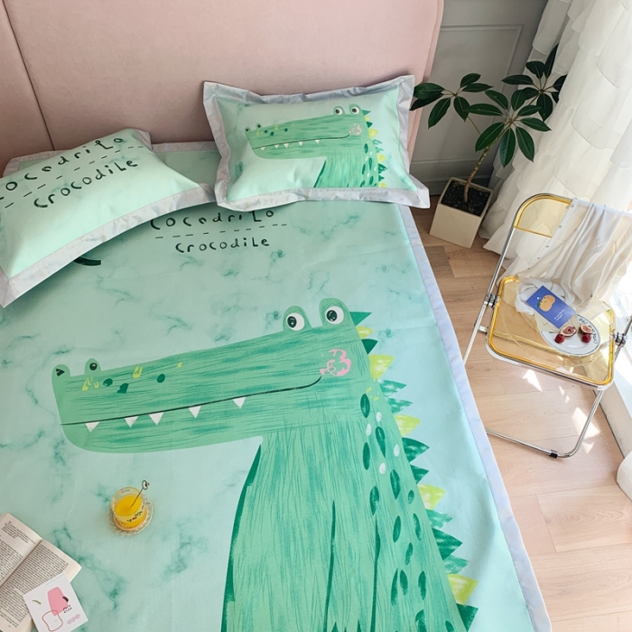 91家纺网 家纺一手货源 找家纺 时年家纺 2021新款卡通水洗冰露丝养生凉席 鳄鱼君