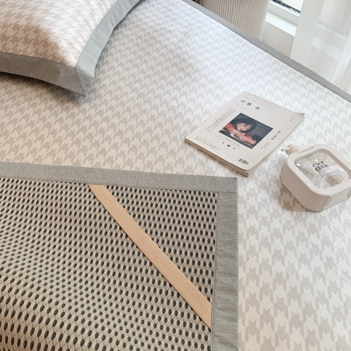 91家纺网 家纺一手货源 找家纺 时年家纺 2021新款千鸟格和肌理纹水洗冰露丝养生凉席 千鸟格-奶咖