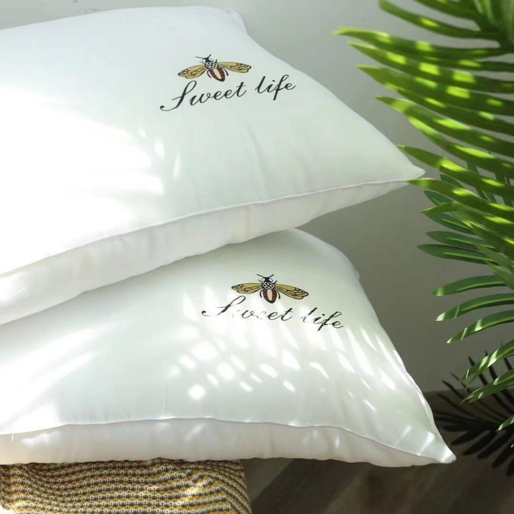 91家纺网 家纺一手货源 找家纺 2021新款小蜜蜂羽丝绒枕头 学生宿舍颈椎单边软枕芯