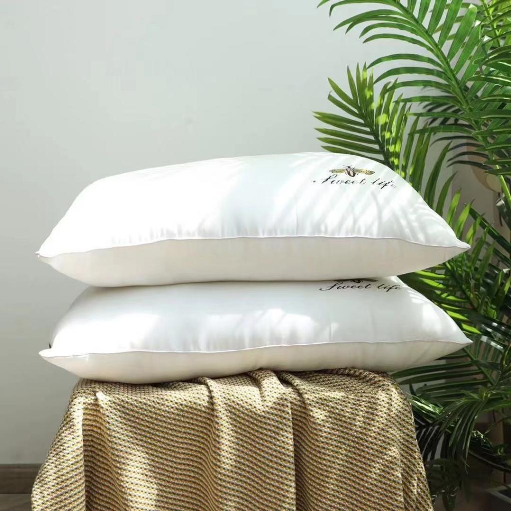 91家纺网 家纺一手货源 找家纺 2021新款小蜜蜂羽丝绒枕头 学生宿舍颈椎单边软枕芯