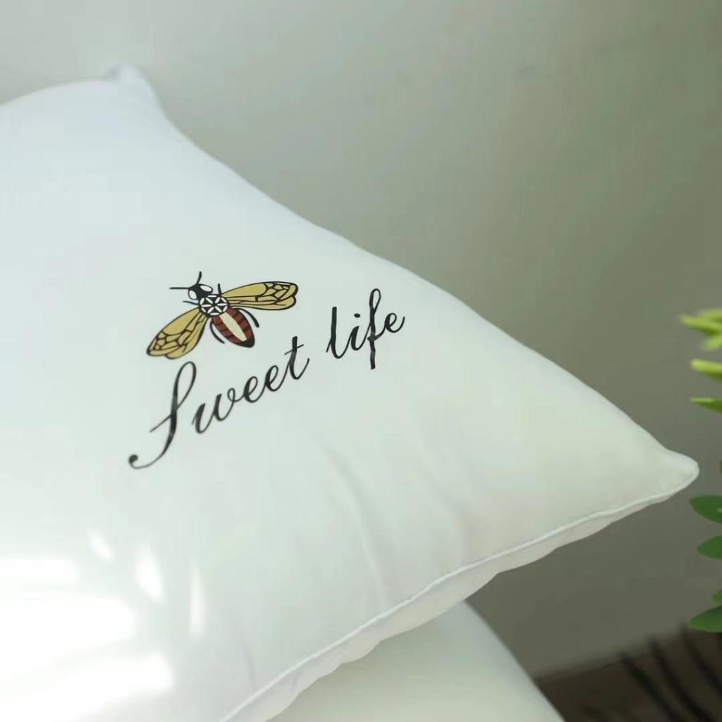 91家纺网 家纺一手货源 找家纺 2021新款小蜜蜂羽丝绒枕头 学生宿舍颈椎单边软枕芯