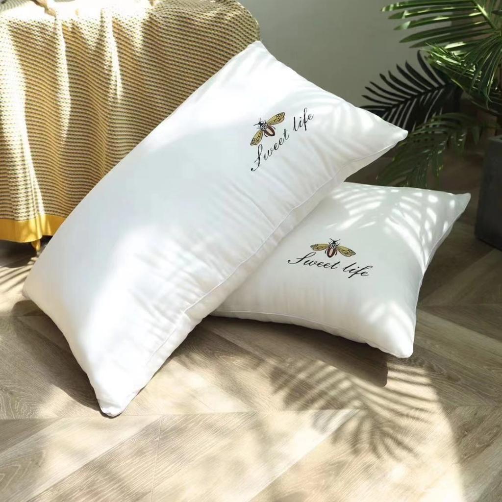 91家纺网 家纺一手货源 找家纺 2021新款小蜜蜂羽丝绒枕头 学生宿舍颈椎单边软枕芯