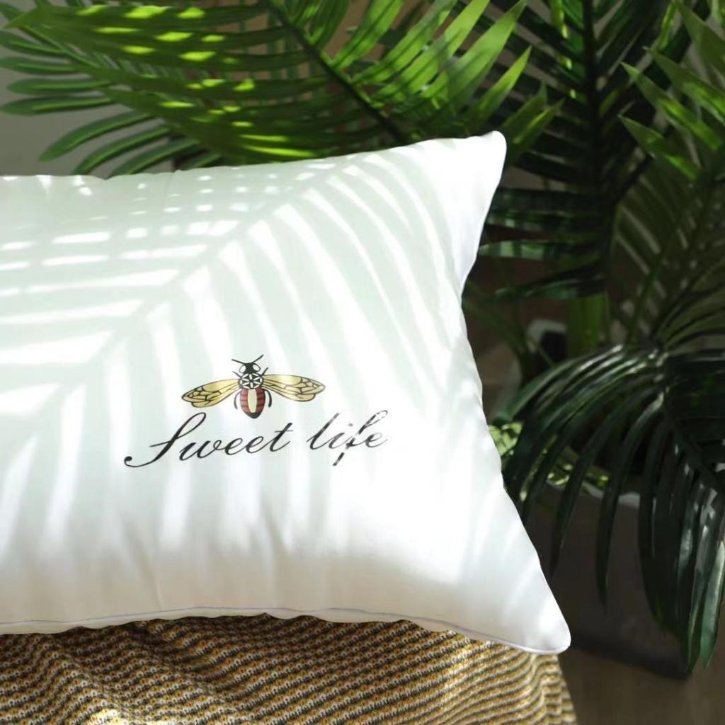 91家纺网 家纺一手货源 找家纺 2021新款小蜜蜂羽丝绒枕头 学生宿舍颈椎单边软枕芯