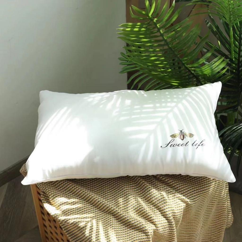 91家纺网 家纺一手货源 找家纺 2021新款小蜜蜂羽丝绒枕头 学生宿舍颈椎单边软枕芯