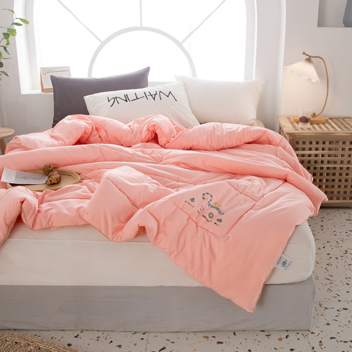 91家纺网 家纺一手货源 找家纺 薇玛仕2023新款贝柔棉烫花大豆夏被空调被 玉色