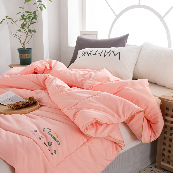 91家纺网 家纺一手货源 找家纺 薇玛仕2023新款贝柔棉烫花大豆夏被空调被 玉色