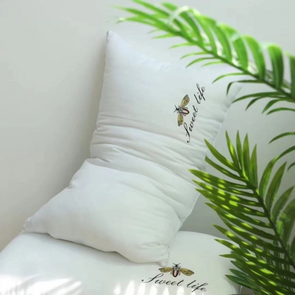 91家纺网 家纺一手货源 找家纺 2021新款小蜜蜂羽丝绒枕头 学生宿舍颈椎单边软枕芯