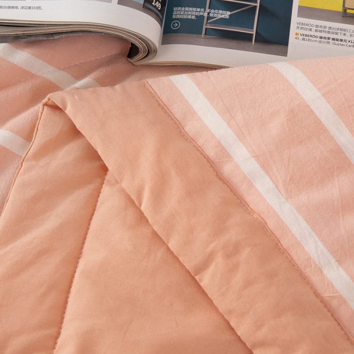 91家纺网 家纺一手货源 找家纺 天瑜家纺 2023新款全棉色织水洗棉夏被 粉宽条