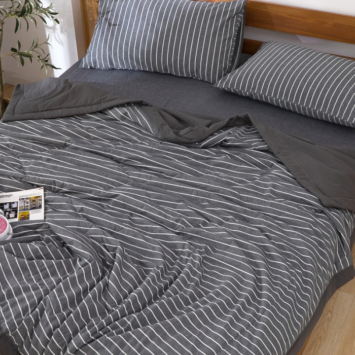 91家纺网 家纺一手货源 找家纺 天瑜家纺 2023新款全棉色织水洗棉夏被 深灰细条