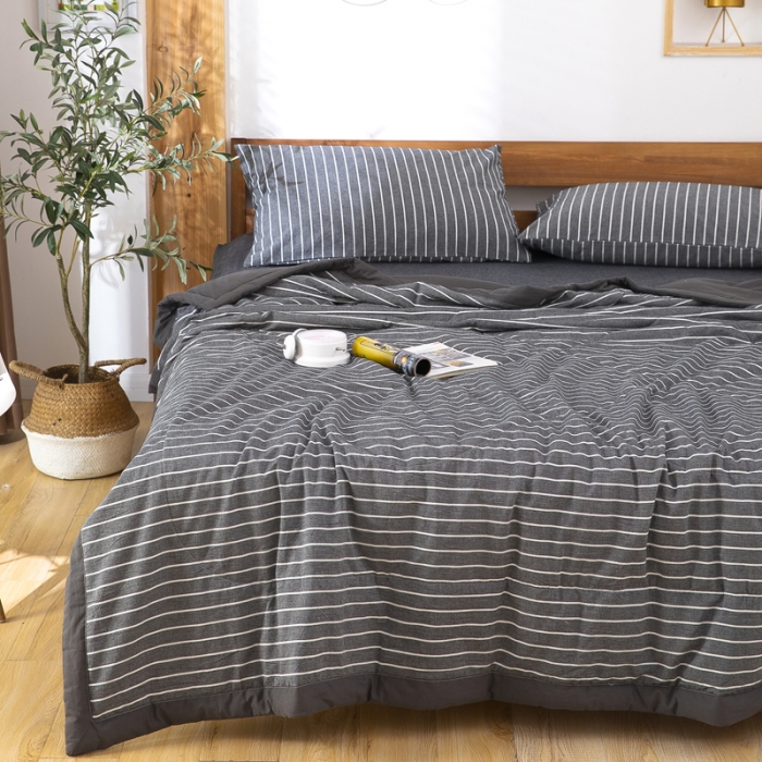 91家纺网 家纺一手货源 找家纺 天瑜家纺 2023新款全棉色织水洗棉夏被 深灰细条