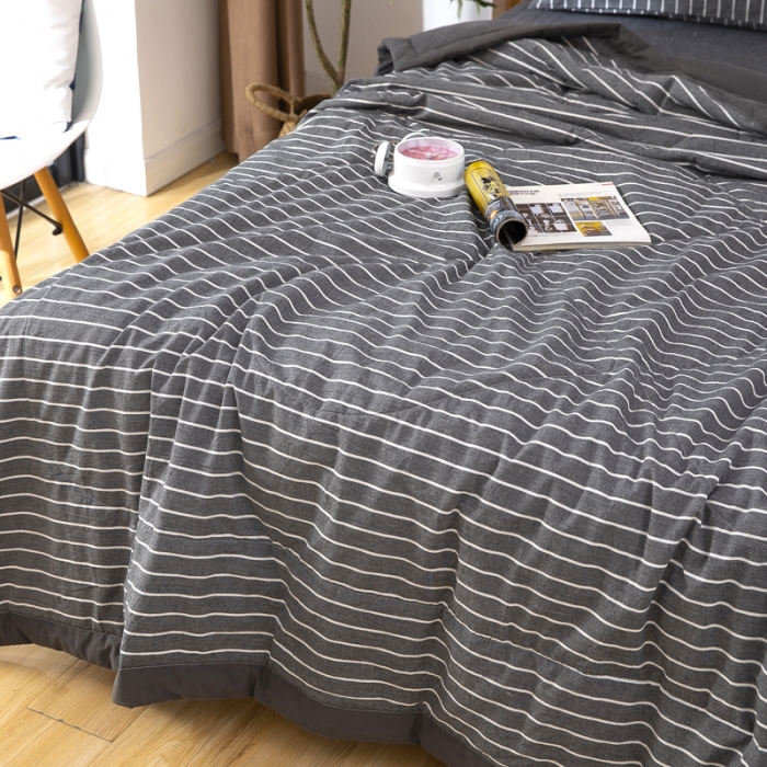 91家纺网 家纺一手货源 找家纺 天瑜家纺 2023新款全棉色织水洗棉夏被 深灰细条