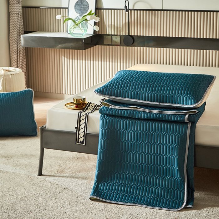 91家纺网 家纺一手货源 找家纺 凡客家居2021春夏凉感丝纯色乳胶凉席 哈伦（宝蓝）