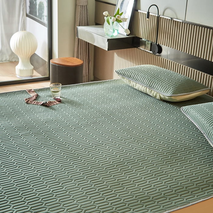 91家纺网 家纺一手货源 找家纺 凡客家居2021春夏凉感丝纯色乳胶凉席 哈伦（草绿）