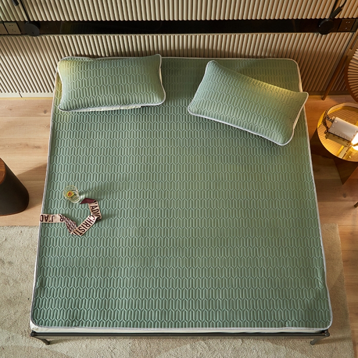 91家纺网 家纺一手货源 找家纺 凡客家居2021春夏凉感丝纯色乳胶凉席 哈伦（草绿）