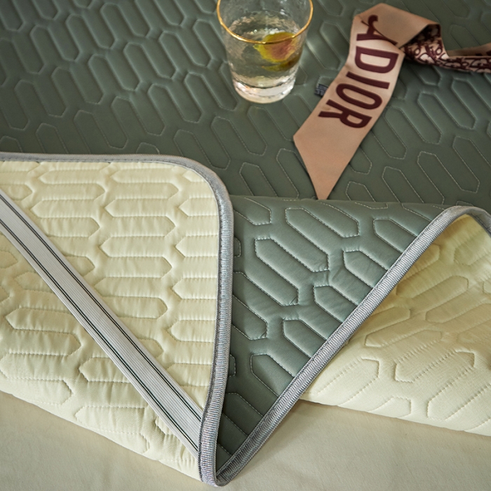 91家纺网 家纺一手货源 找家纺 凡客家居2021春夏凉感丝纯色乳胶凉席 哈伦（草绿）