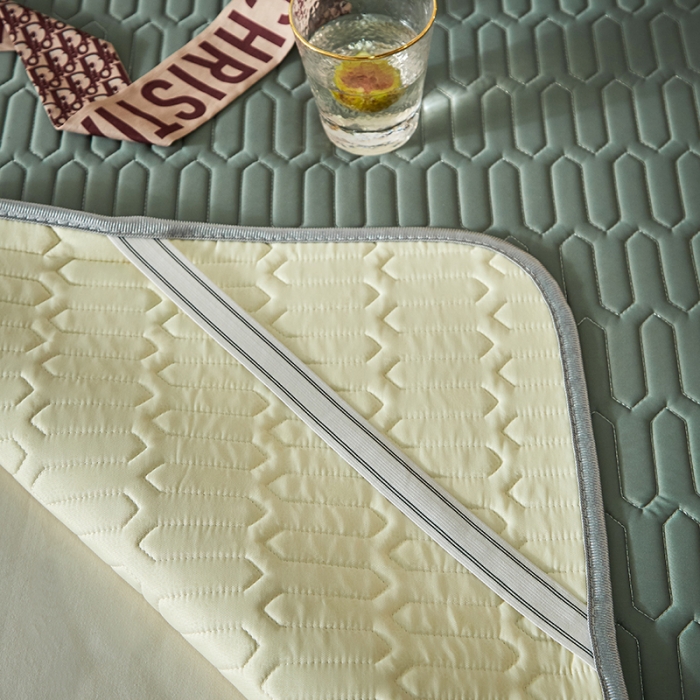 91家纺网 家纺一手货源 找家纺 凡客家居2021春夏凉感丝纯色乳胶凉席 哈伦（草绿）