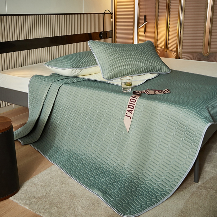 91家纺网 家纺一手货源 找家纺 凡客家居2021春夏凉感丝纯色乳胶凉席 哈伦（草绿）