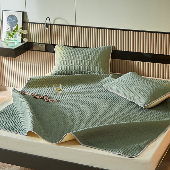 91家纺网 家纺一手货源 找家纺 凡客家居2021春夏凉感丝纯色乳胶凉席 哈伦（草绿）