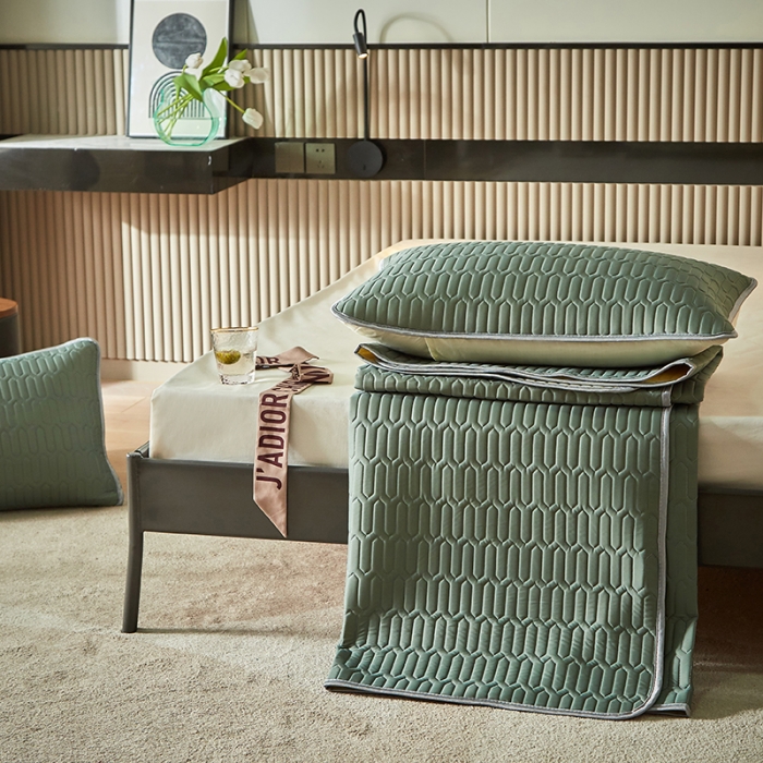 91家纺网 家纺一手货源 找家纺 凡客家居2021春夏凉感丝纯色乳胶凉席 哈伦（草绿）