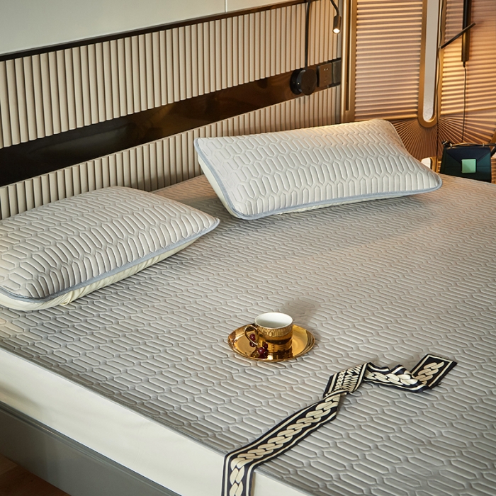 91家纺网 家纺一手货源 找家纺 凡客家居2021春夏凉感丝纯色乳胶凉席 哈伦（太空灰）