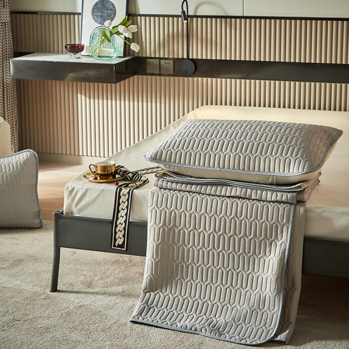 91家纺网 家纺一手货源 找家纺 凡客家居2021春夏凉感丝纯色乳胶凉席 哈伦（太空灰）