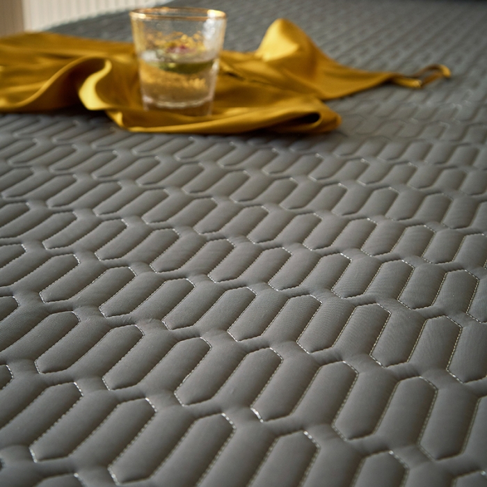 91家纺网 家纺一手货源 找家纺 凡客家居2021春夏凉感丝纯色乳胶凉席 哈伦（深灰）