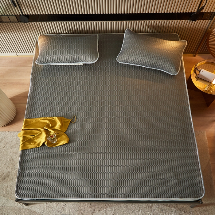 91家纺网 家纺一手货源 找家纺 凡客家居2021春夏凉感丝纯色乳胶凉席 哈伦（深灰）