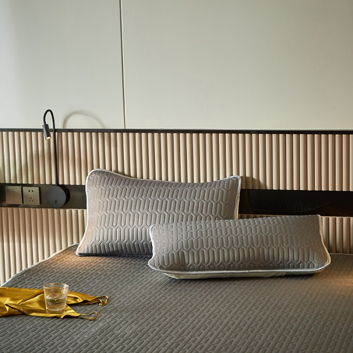 91家纺网 家纺一手货源 找家纺 凡客家居2021春夏凉感丝纯色乳胶凉席 哈伦（深灰）