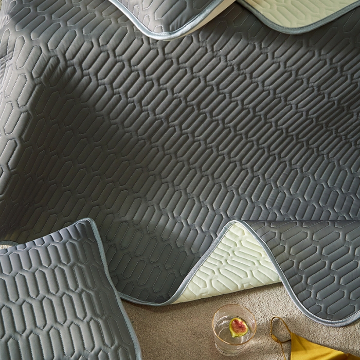 91家纺网 家纺一手货源 找家纺 凡客家居2021春夏凉感丝纯色乳胶凉席 哈伦（深灰）