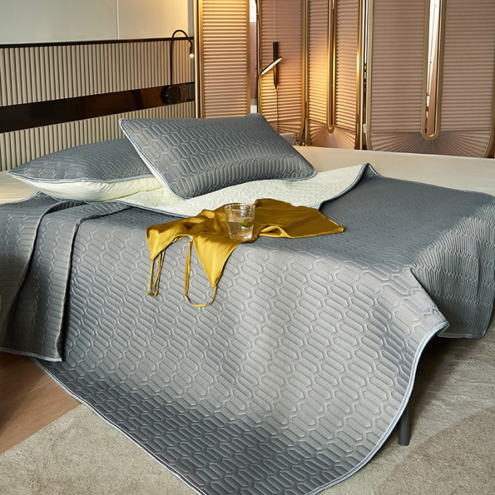 91家纺网 家纺一手货源 找家纺 凡客家居2021春夏凉感丝纯色乳胶凉席 哈伦（深灰）