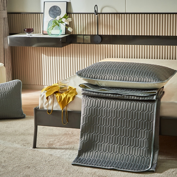 91家纺网 家纺一手货源 找家纺 凡客家居2021春夏凉感丝纯色乳胶凉席 哈伦（深灰）