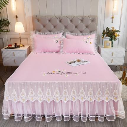 91家纺网 家纺一手货源 找家纺 2023素色绣花床裙款冰丝席三件套 花飞蝶舞-粉色