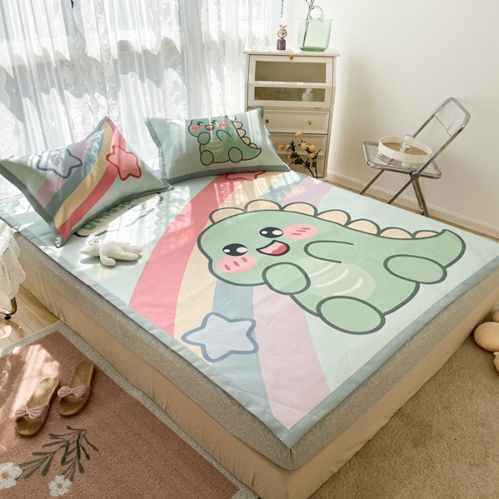 91家纺网 家纺一手货源 找家纺 慕尚 2025新款卡通宽边大版冰丝席 彩虹恐龙