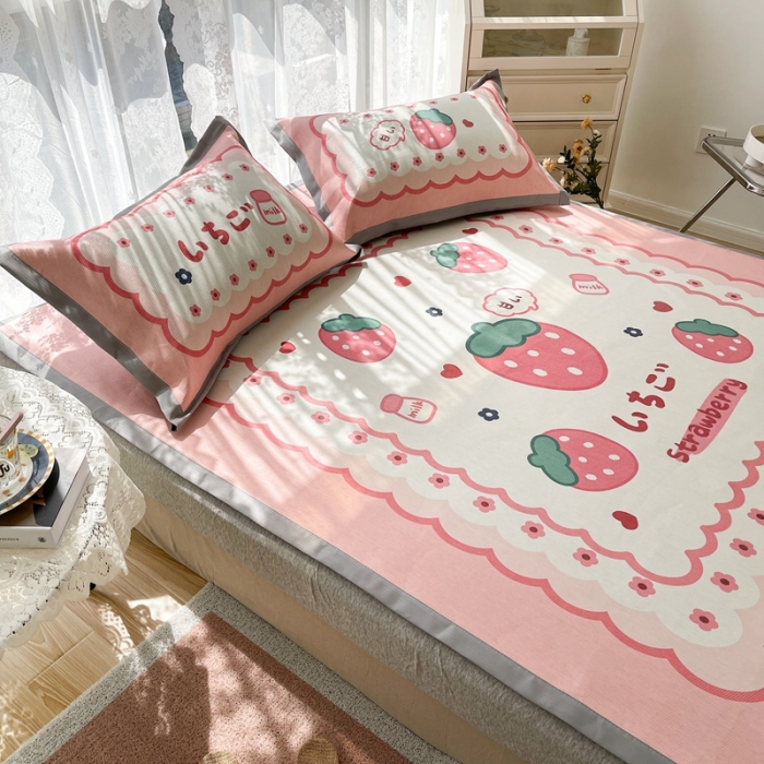 91家纺网 家纺一手货源 找家纺 慕尚 2025新款卡通宽边大版冰丝席 甜甜草莓