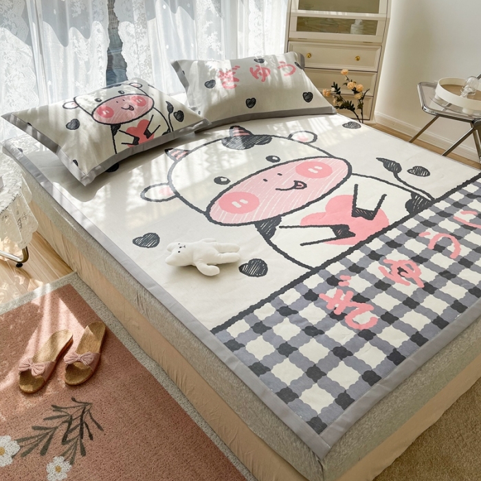 91家纺网 家纺一手货源 找家纺 慕尚 2025新款卡通宽边大版冰丝席 顽皮小牛