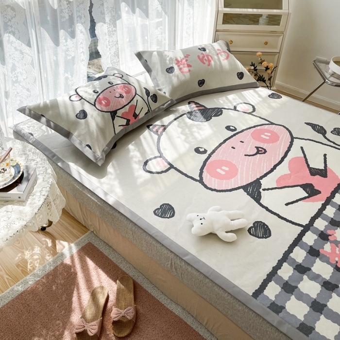 91家纺网 家纺一手货源 找家纺 慕尚 2025新款卡通宽边大版冰丝席 顽皮小牛