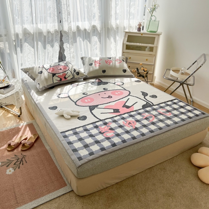 91家纺网 家纺一手货源 找家纺 慕尚 2025新款卡通宽边大版冰丝席 顽皮小牛