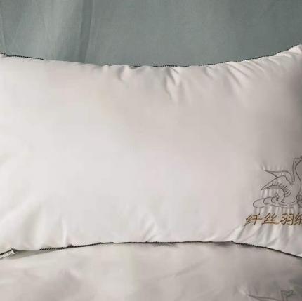 91家纺网 家纺一手货源 找家纺 （总）新丽佳 立体黑边绣花纤丝羽绒枕头老鸭枕天鹅枕羽丝绒枕芯