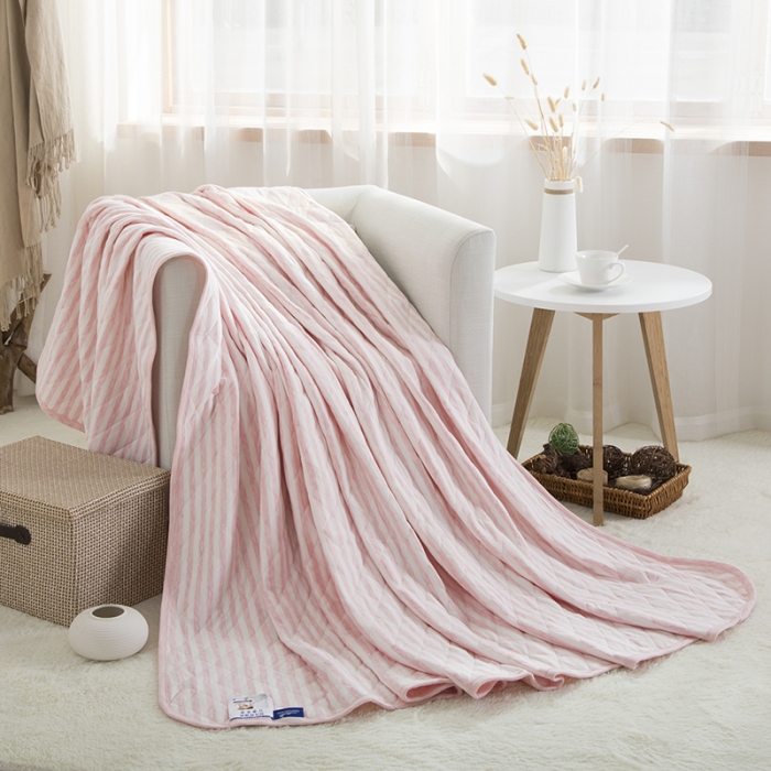 91家纺网 家纺一手货源 找家纺 琪琪阁 2022新款针织棉夏被宽条纹系列 浅粉条纹