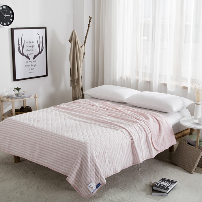 91家纺网 家纺一手货源 找家纺 琪琪阁 2022新款针织棉夏被宽条纹系列 浅粉条纹