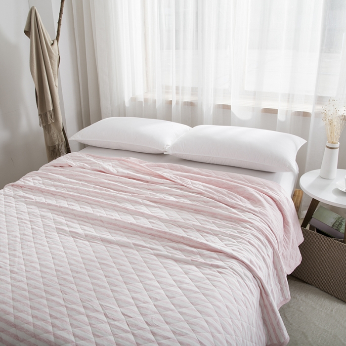 91家纺网 家纺一手货源 找家纺 琪琪阁 2022新款针织棉夏被宽条纹系列 浅粉条纹