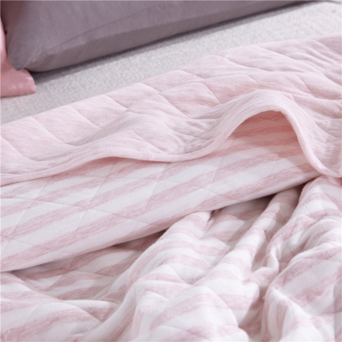 91家纺网 家纺一手货源 找家纺 琪琪阁 2022新款针织棉夏被宽条纹系列 浅粉条纹